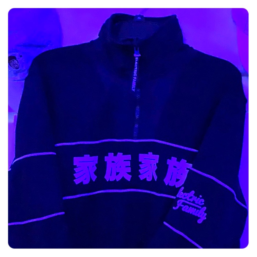 KAZOKU Electric Family pullover